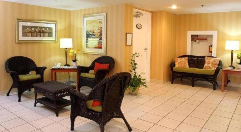 Motel Chart House And Marina